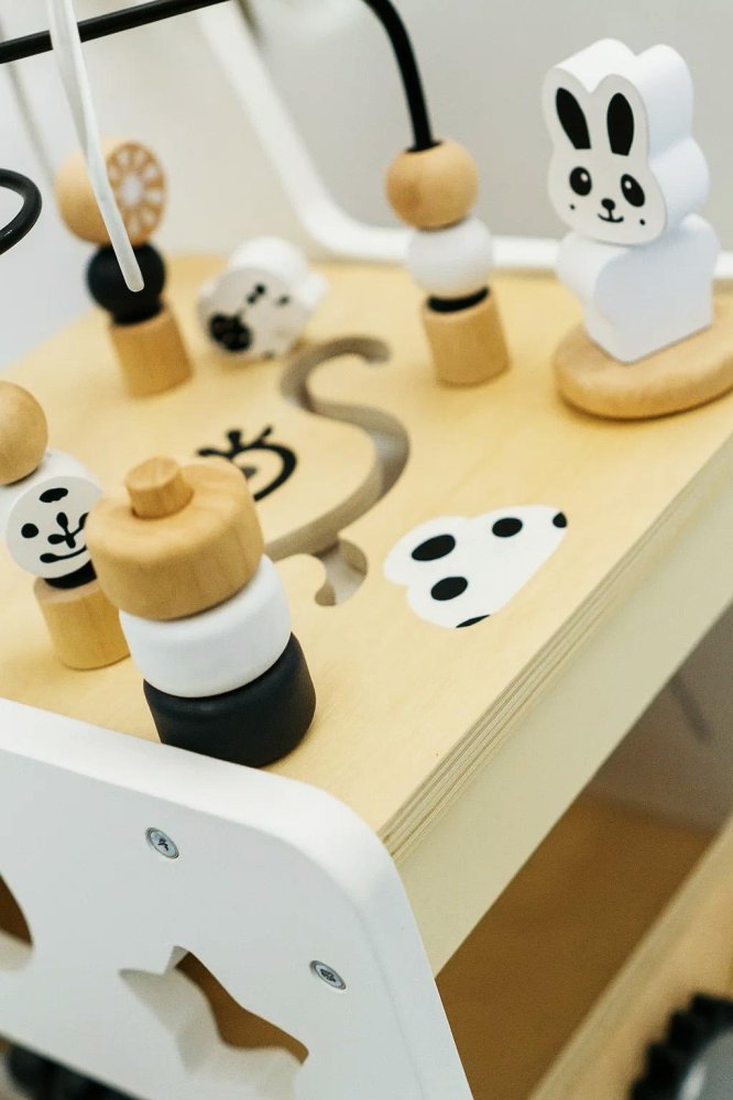 Koka staigulis un aktivitāšu kubs bērniem ar skaitīkli un sorteri (2)