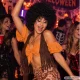 Melna sprogaina Afro parūka karnevālam un ballītēm