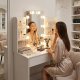 Liels kosmētikas galdiņš ar spoguli un LED apgaismojumu ModernHome, 3 gaismas toņi