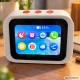 Viedais galda pulkstenis ar AI palīgu un Bluetooth skaļruni, balts