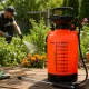 Dārza rokas spiediena smidzinātājs ar garu sprauslu, 5 L, oranžs