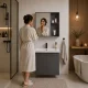 ModernHome piekaramais vannas istabas skapītis ar izlietni un spoguli