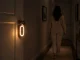 Светодиодный ночник с вешалкой и датчиком движения, теплый свет,...