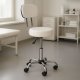 Regulējams grozāms krēsls ar atzveltni un ritentiņiem ModernHome, balts