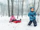 Plastmasas ragavas ar atzveltni, bremzēm un vilkšanas auklu, krāsainas