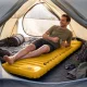 Надувной туристический коврик AeroCOMFORT с насосом, оранжевый