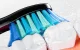 Soniskā zobu birste, elektriskā zobu suka ar uzgaļiem un ceļojuma futrāli Bitvae D2 (balta) | Sonic Toothbrush