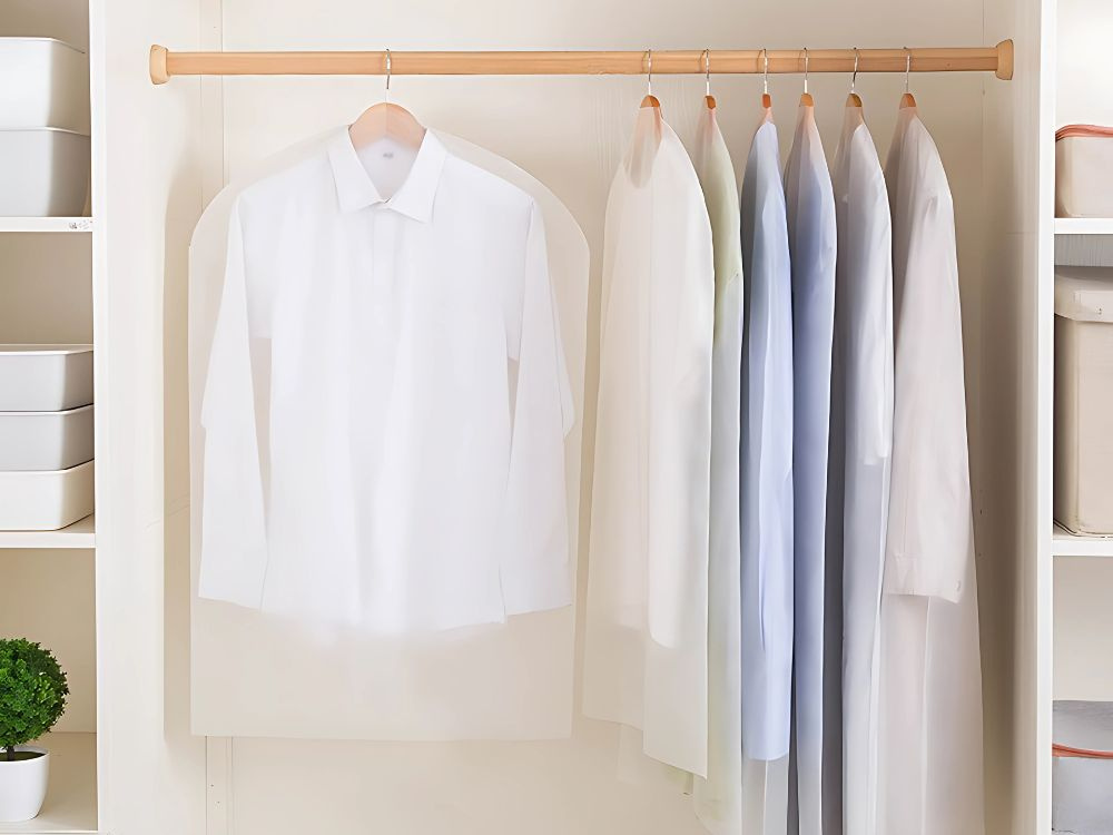 Garment cover 60x100 cm with hanger opening (2)