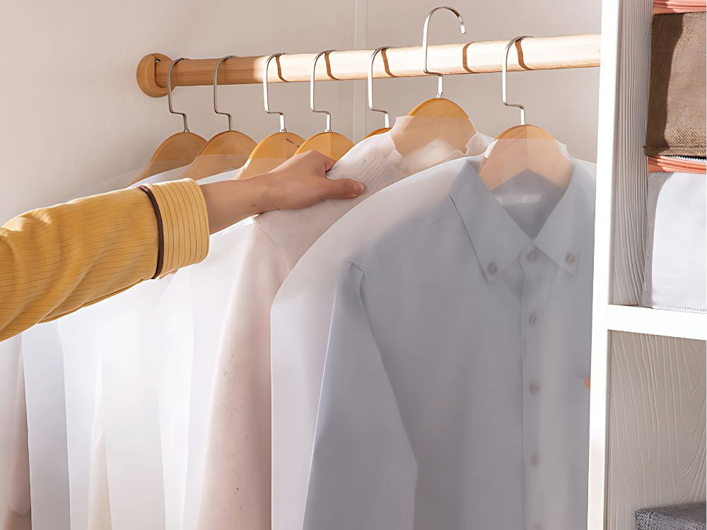 Garment cover 60x100 cm with hanger opening (3)