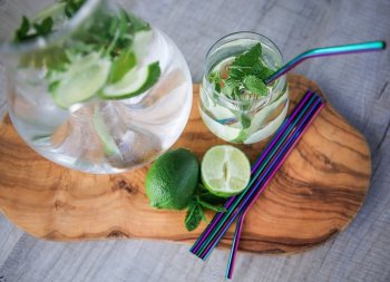 A set of 8 Reusable Metal Drinking Straws with Cleaning Brush and Pouch, Rainbow