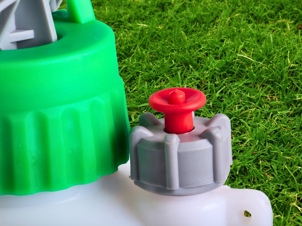 Hand pressure garden sprayer 8L with shoulder strap, green-white (0)