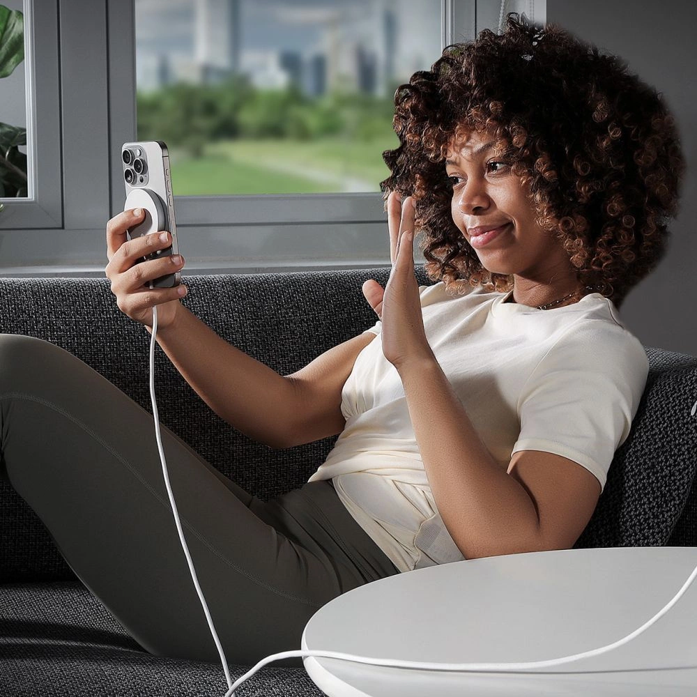 ESR Halolock Qi2 Mini Wireless Charger 15W with MagSafe - серебристый