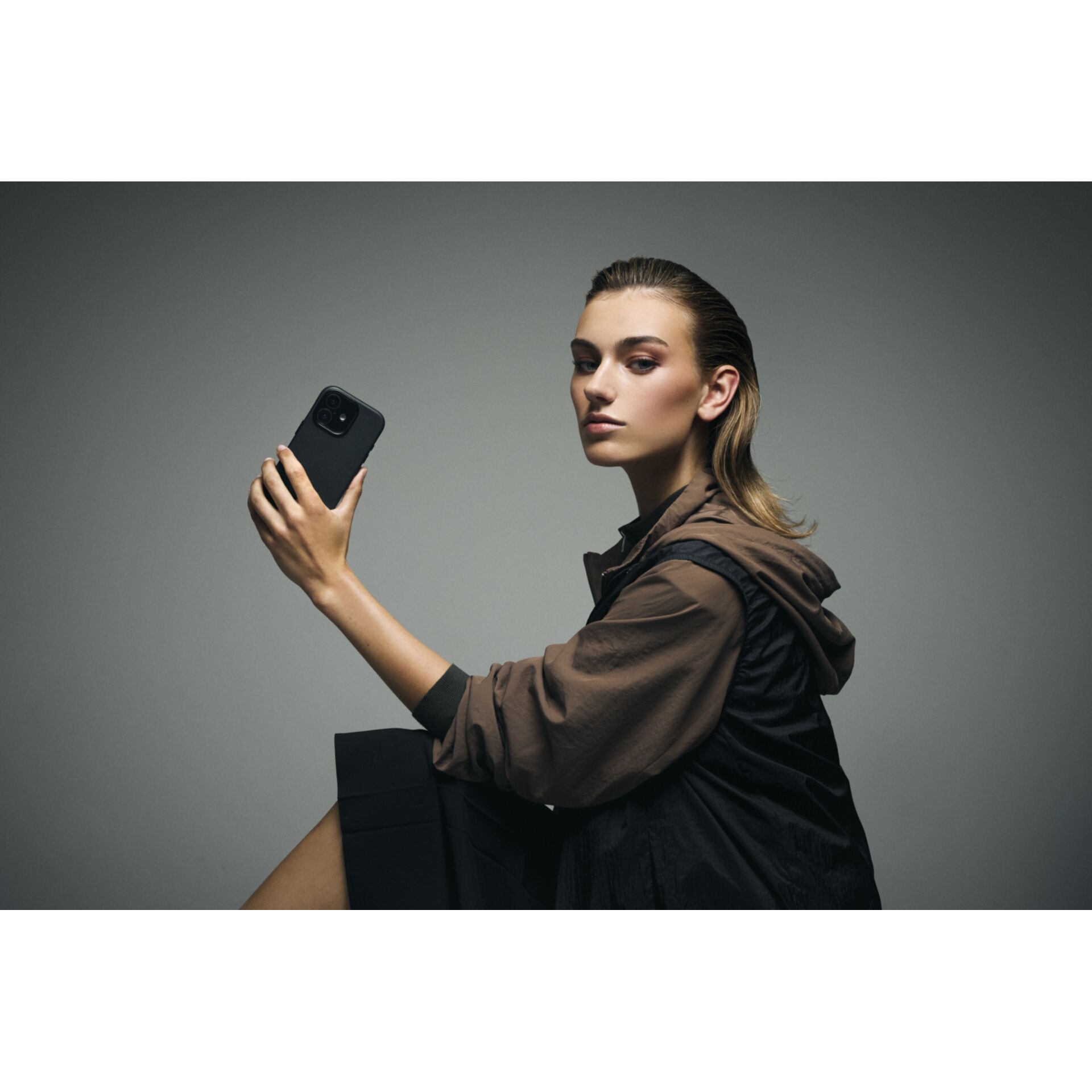 Кожаный чехол Decoded Leather MagSafe для iPhone 17 - Черный