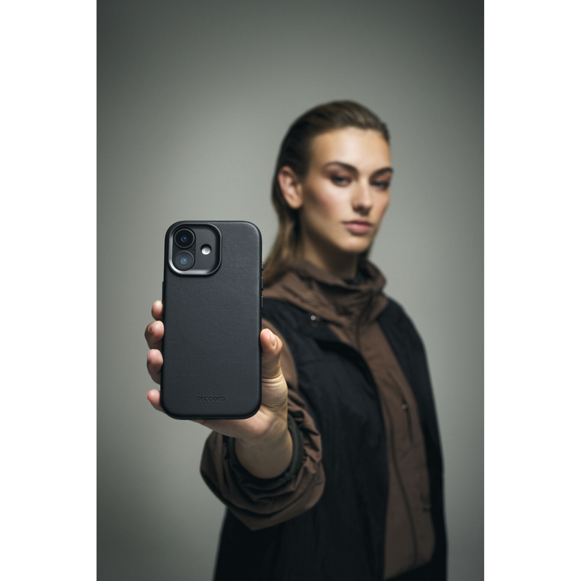 Кожаный чехол Decoded Leather MagSafe для iPhone 17 - Черный