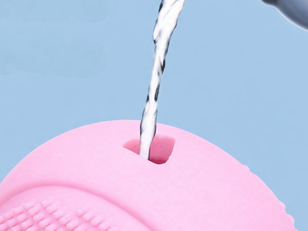 Ice Roller for Face, Reusable Silicone Mold for Soothing Skin and Reducing Puffiness, Pink