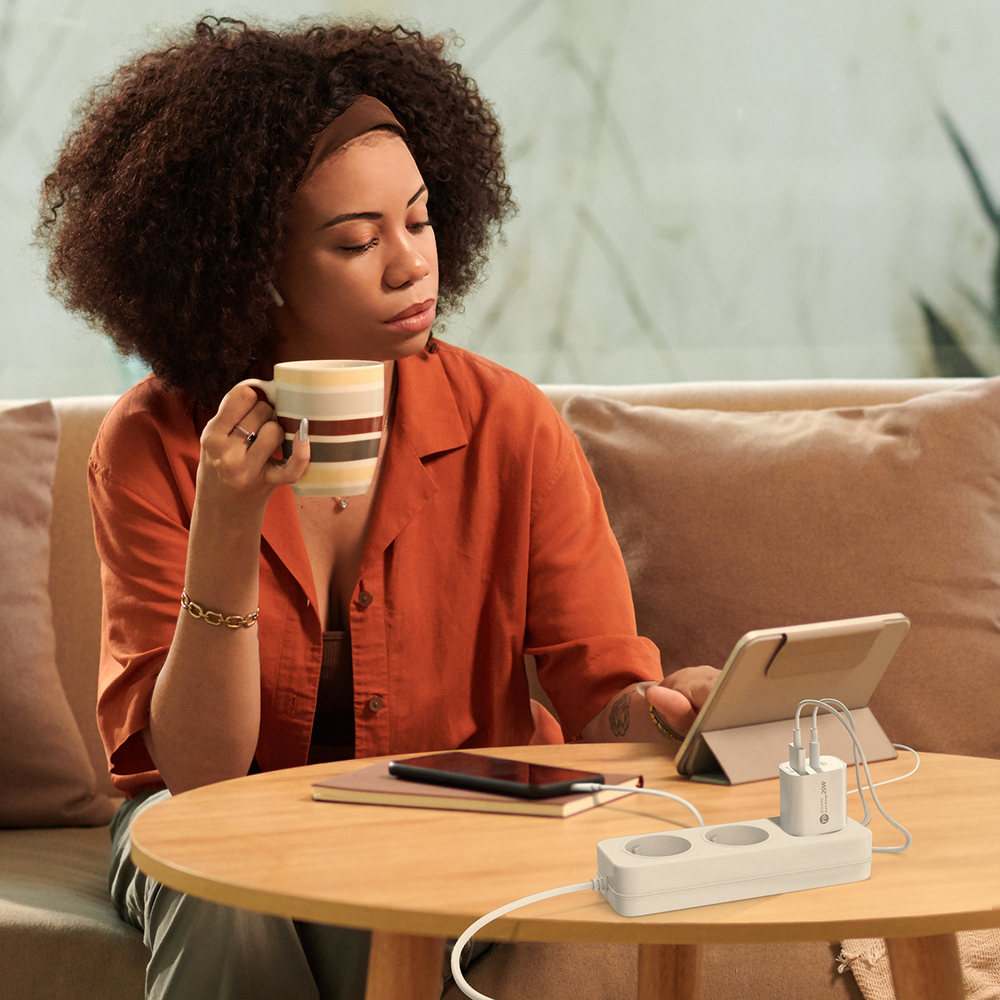 A6MaxL 20W USB-A USB-C sienas lādētājs ar 1 m USB-C – Lightning kabeli – balts (1)