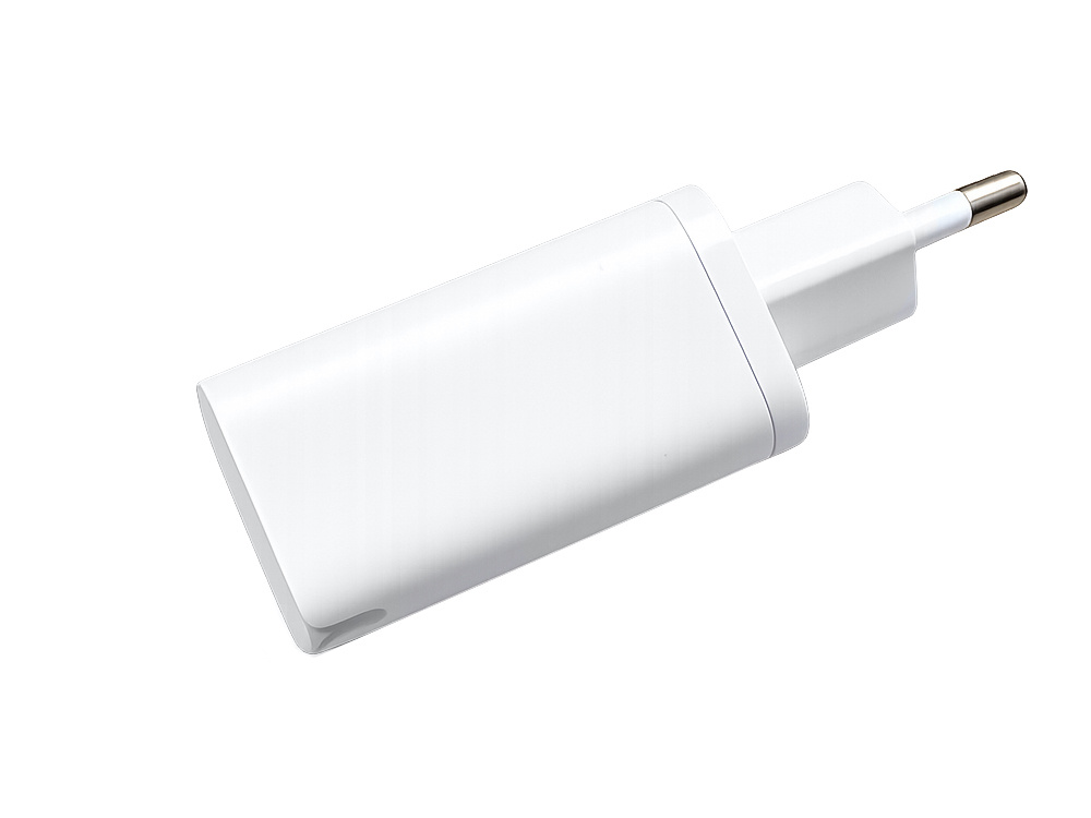 65W sienas lādētājs ar 3 portiem USB-A USB-C, ātrā uzlāde, balts (2)